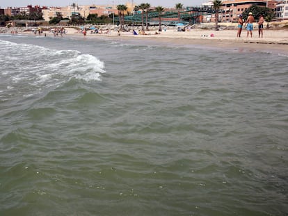 Vista de la playa de San Gabriel al sur de la ciudad de Alicante, una de las 'galardonadas' por Ecologista en Acción.