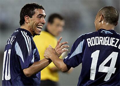 Tévez y Rodríguez se felicitan por un gol.