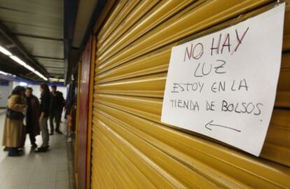 Imagen de uno de los comercios del metro de Plaza de Castilla que se ha visto obligado a cerrar hoy por la falta de suministro eléctrico