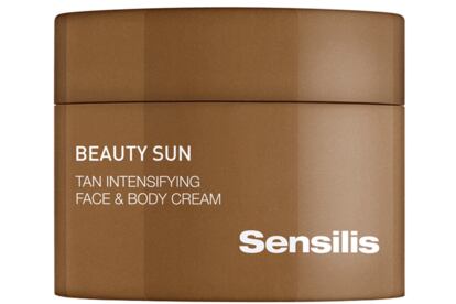 Prepara tu piel para tener un bronceado más uniforme y con mayor intensidad con el Beauty Sun Activador de Bronceado de Sensilis. No contiene filtros solares sino que se aplica antes de la exposición sobre el rostro y el cuerpo. Estimula la síntesis de la melanina acelerando el bronceado, además de que deja la piel suave y más agradable al tacto. Eso sí, es imprescindible utilizarlo con un SPF adecuado después de su absorción. Su precio es de 20,50 euros.