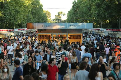 Visitantes en la Feria del Libro de Madrid en 2022.