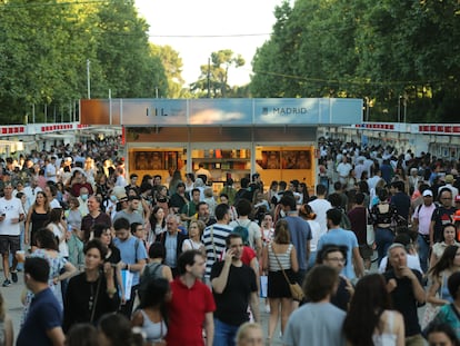 Visitantes en la Feria del Libro de Madrid en 2022.