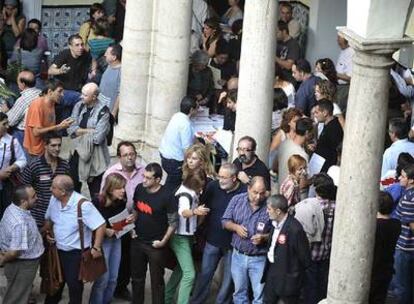 Profesores de Educación para la Ciudadanía y sindicalistas, antes de la asamblea celebrada ayer en el instituto Lluís Vives, en Valencia.