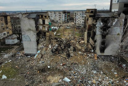 Edificio residencial destruido en la ciudad de Borodianka, al noroeste de Kiev. El Estado Mayor de Ucrania estima que desde el inicio de la invasión de su país, el pasado 24 de febrero, el ejército ruso ha sufrido 18.900 bajas, entre soldados muertos, heridos o prisioneros, informaron este jueves fuentes militares de Kiev.