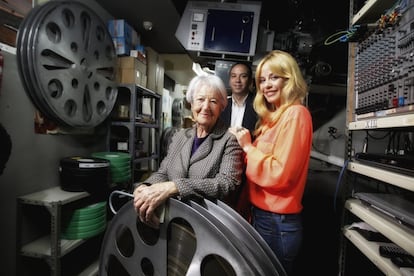 El productor Nicolás Matji, la directora María Adánez y la actriz Consuelo Balaguer, participantes en la 15ª Semana del Cortometraje de Madrid, en el Círculo de Bellas Artes en mayo de 2013. La intérprete obtuvo entre 2010 y 2013 cuatro premios consecutivos de la Unión de Actores.