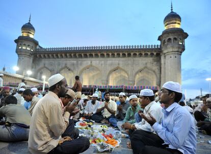 Musulmanes de la India rezan poco antes de romper el ayuno en la mezquita Mecca de Hyderabad.