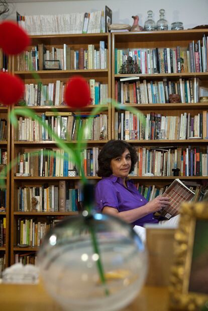 "El microrrelato tiene que perturbar, dejar dudas, invitar a la reflexión, no quedarse en el chispazo", afirma Ana María Shua.