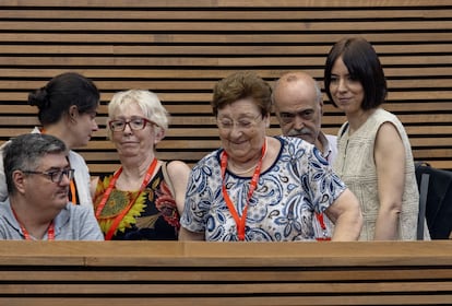 La secretaria general del PSPV-PSOE, y ministra de Ciencia, Innovación y Universidades, Diana Morant, en el pleno Les Corts Valencianes, junto a   Josefa Peiró, de 85 años, cuyo padre republicano fue fusilado en Paterna. 