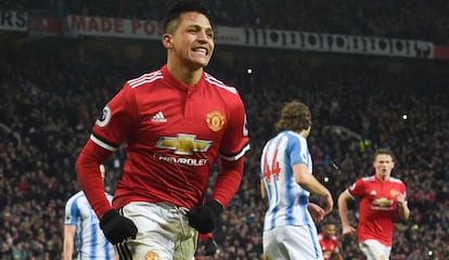 Alexis Sánchez celebra un gol durante un partido entre el Manchester United y el Huddersfield Town en el estadio Old Trafford.