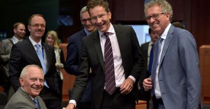 Wolfgang Schauble, con el presidente del Eurogrupo, Jeroen Dijsselbloem y el ministro de Finanzas luxemburgu&eacute;s, Pierre Gramegna.