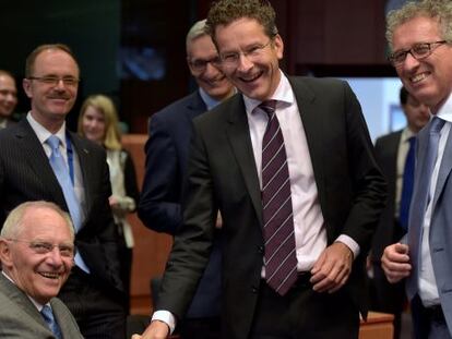 Wolfgang Schauble, con el presidente del Eurogrupo, Jeroen Dijsselbloem y el ministro de Finanzas luxemburgu&eacute;s, Pierre Gramegna.