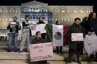 Se concentran frente al Parlamento en Atenas para unirse a la protesta por los desaparecidos en Ayotzinapa.