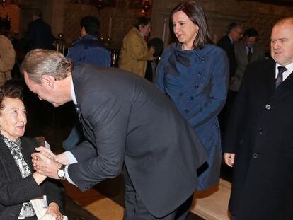 El presidente de la Generalitat, Alberto Fabra, saluda a la hermana de Pere Maria Orts.