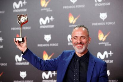 El actor Javier Gutiérrez posa con el premio a Mejor actor protagonista de una serie por su trabajo en 'Vergüenza'.