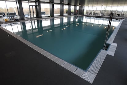 La piscina de la sala de recuperación. Aquí trabajan los jugadores para recuperarse de sus lesiones. Desde los ventanales se ven los campos de entrenamiento. 