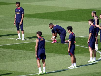 Kylian Mbappe se ata las botas durante un entrenamiento del PSG, esta semana en Poissy.