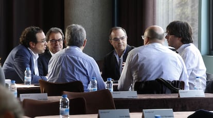 Artur Mas (segundo por la izquierda) y Carles Puigdemont (derecha), en una reunión este domingo en la sede de CDC.