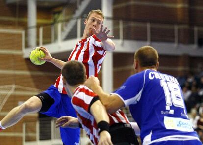 Nikolaj Markussen se dispone a lanzar ante la mirada del lateral izquierdo ruso del Torrevieja Danil Chernov.