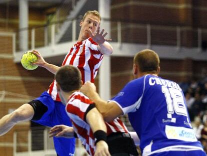 Nikolaj Markussen se dispone a lanzar ante la mirada del lateral izquierdo ruso del Torrevieja Danil Chernov.