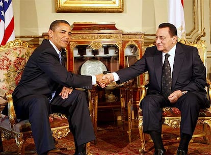 El presidente egipcio, Hosni Mubarak, estrecha la mano de su homólogo estadounidense, Barack Obama.