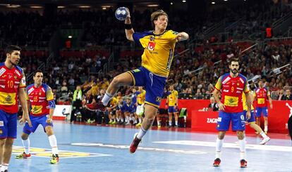 El sueco Jesper Nielsen salta para lanzar el balón, en la final del Campeonato Europeo de Balonmano que disputan contra España.