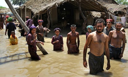 Víctimas de las inundaciones esperan ser evacuadas en Sangi Patan, localidad cercana al río Indus, en la provincia de la Frontera del Noroeste.