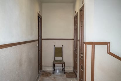El rellano donde se encuentra el piso de Inés, ahora en reformas.