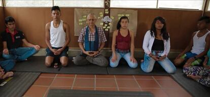 Jóvenes del centro Ciudad Don Bosco (Medellín), en clase de meditación.