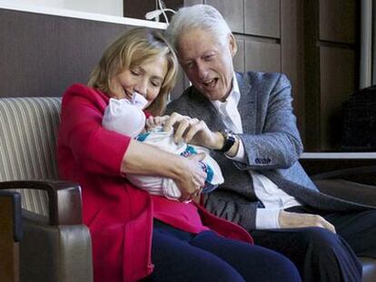 Los Clinton, con su nieta.
