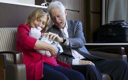 Los Clinton, con su nieta.