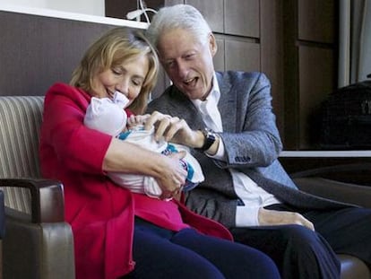 Los Clinton, con su nieta.