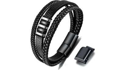 Pulsera con correa de cuero.