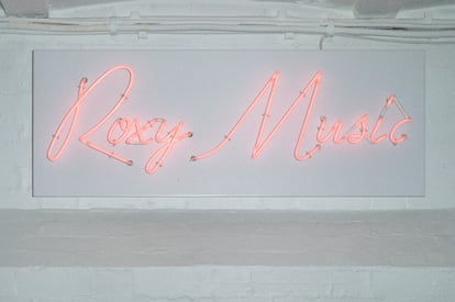 Detalle de un neón con el nombre de Roxy Music en la casa londinense de Bryan Ferry.