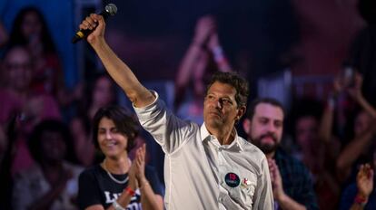 O presidenciável Fernando Haddad, durante um comício no Rio de Janeiro.