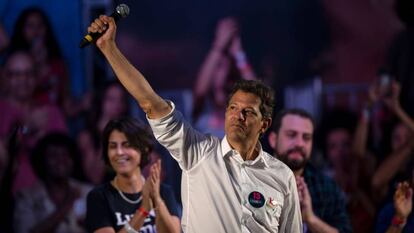 O presidenciável Fernando Haddad, durante um comício no Rio de Janeiro.