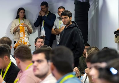 Alcaraz accede a las sala de conferencias.