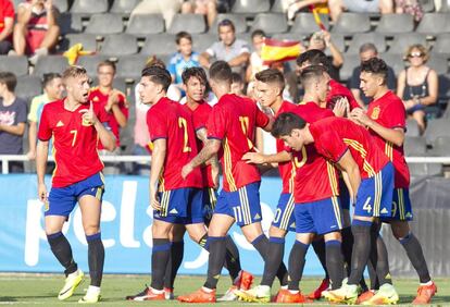 La sub-21 celebra uno de los goles.