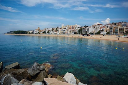 Les platges de Sant Pol de Mar són de les més característiques del Maresme. La sorra gruixuda i els penya-segats que envolten la costa generen un entorn tranquil i agradable. La platja de les barques està situada fora de l’entorn urbà i presenta una extensió de mig quilòmetre. És ideal per anar-hi en família.