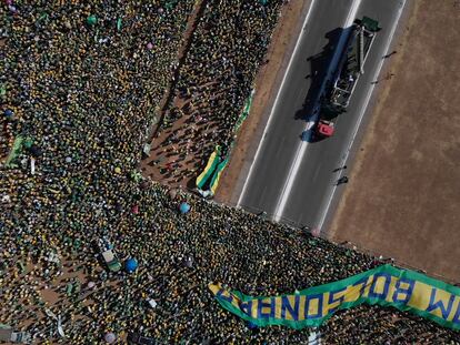 Bolsonaro faz discurso messiânico diante de Esplanada cheia e ameaça enquadrar o Supremo 