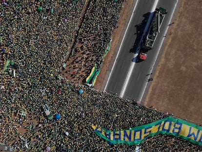 Bolsonaro faz discurso messiânico diante de Esplanada cheia e ameaça enquadrar o Supremo 