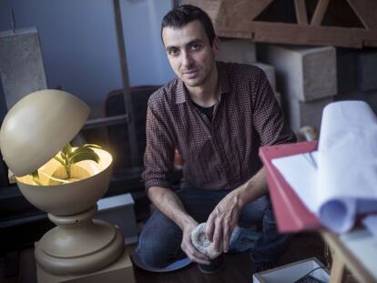 El escultor David Bestu&eacute; en su estudio de Barcelona.