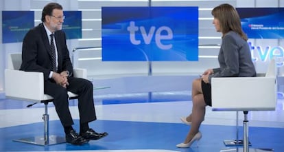 Mariano Rajoy durante la entrevista que le ha realizado este lunes la periodista Ana Blanco en TVE, en Madrid.