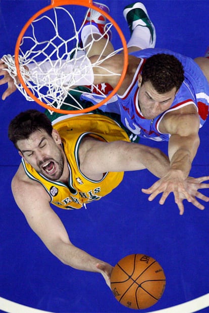 Marc Gasol y Griffin pugnan por un rebote.