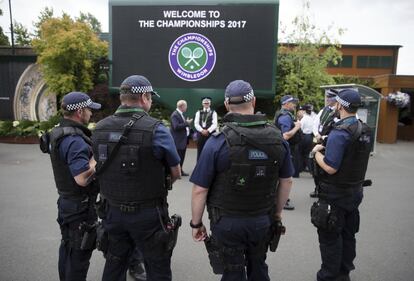 Agentes de la policía durante la jornada de apertura en Wimbledon.