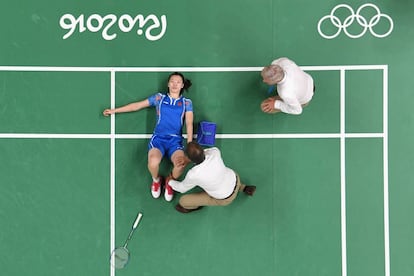 La china Xuerui Li herida durante la semifinal de bádminton contra Carolina Marín.