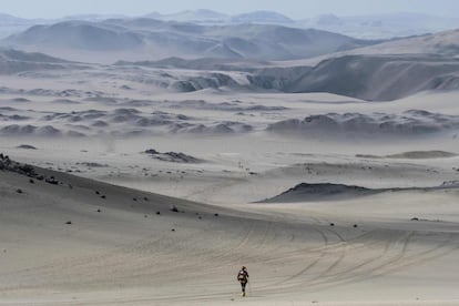 A segunda etapa da Maratona das Areias começa em Coyungo e continua até Samaca; na imagem, um corredor solitário em primeiro plano no deserto de Ica em 29 de novembro de 2017.