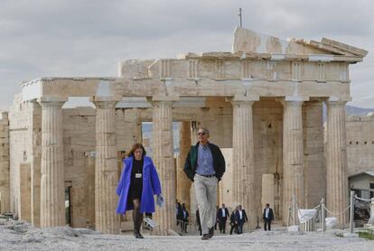 El presidente de los Estados Unidos, Barack Obama, visita la Acrópolis de Atenas (Grecia) con Eleni Banou, directora del Eforato de Antigüedades de Atenas, el 16 de noviembre.