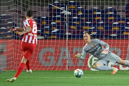 Saúl pone el 1-1 desde el punto de penalti.