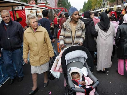 Una imagen captada en 2005 en el mercado de Dapperstraat de Amsterdam, de la multicultural sociedad holandesa.