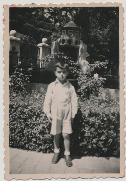 Foto de Alfonso Sanza, cuando era niño, en los jardines del palacete de Don Ramón de la Cruz, cuando ya era Embajada.